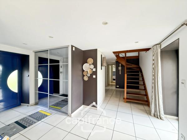 Maison en pierre rénovée – 300 m² habitables – 10 pièces – Terrain 2 800 m² – Réguiny – Garage – Vie de plain-pied