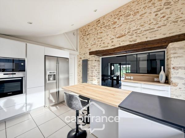 Maison en pierre rénovée – 300 m² habitables – 10 pièces – Terrain 2 800 m² – Réguiny – Garage – Vie de plain-pied