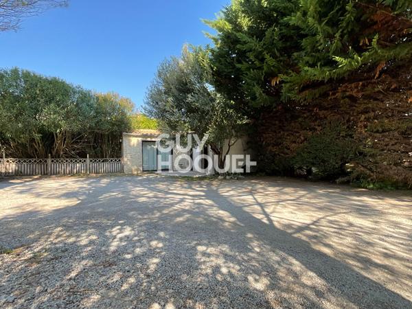 Ensemble immobilier avec villa principale de 192m² piscine sur parcelle de 2000 m² Althen des Paluds