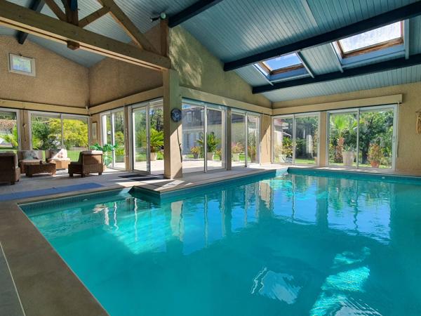 Charmante maison avec piscine intérieure