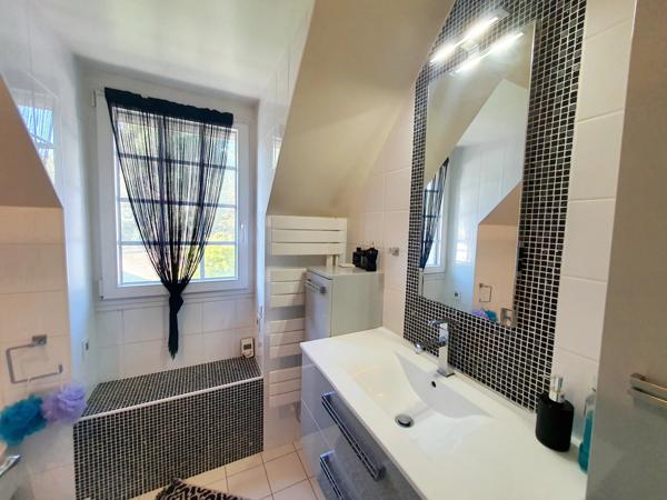 Charmante maison avec piscine intérieure