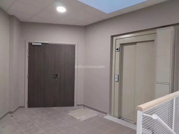 Location Bureau 1 pièces 150 m2 à Bourgoin-Jallieu