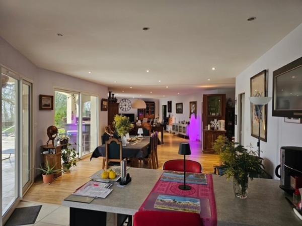 Maison de plain-pied 4 chambres, piscine, cadre naturel privilégié