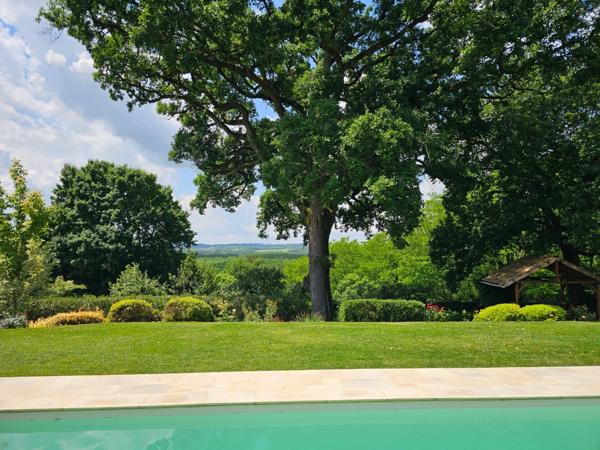 Maison de plain-pied 4 chambres, piscine, cadre naturel privilégié