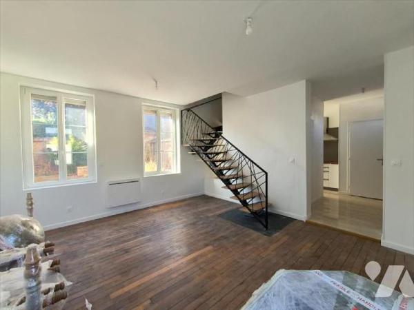 Cette maison entièrement rénovée se situe au centre ville de Louviers. Elle se compose d'une en...