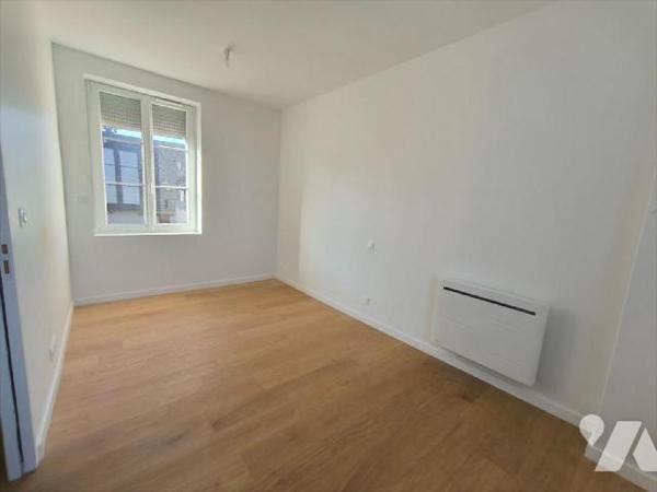 Cette maison entièrement rénovée se situe au centre ville de Louviers. Elle se compose d'une en...