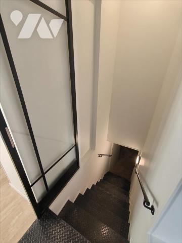 Cette maison entièrement rénovée se situe au centre ville de Louviers. Elle se compose d'une en...