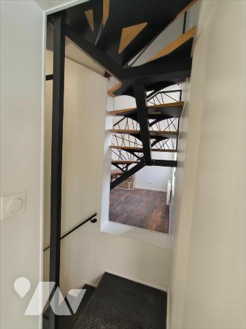 Cette maison entièrement rénovée se situe au centre ville de Louviers. Elle se compose d'une en...