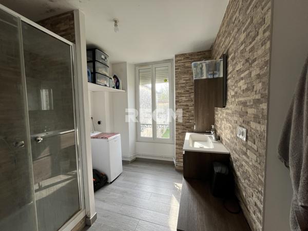 Nemours (77140) Immeuble de 3 appartements avec jardin.