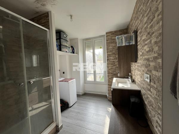 Nemours (77140) Immeuble de 3 appartements avec jardin.