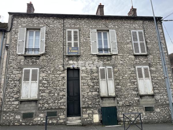 Nemours (77140) Immeuble de 3 appartements avec jardin.
