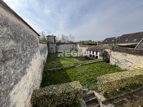 Nemours (77140) Immeuble de 3 appartements avec jardin.