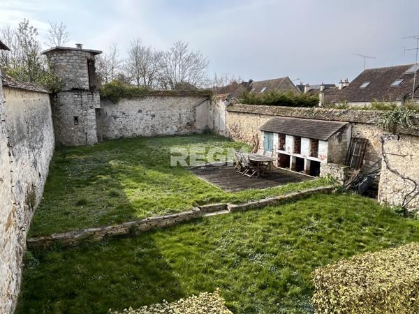 Nemours (77140) Immeuble de 3 appartements avec jardin.
