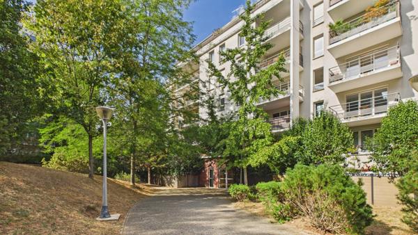 T3, parfait état, lumineux, balcon et double box à Villejuif