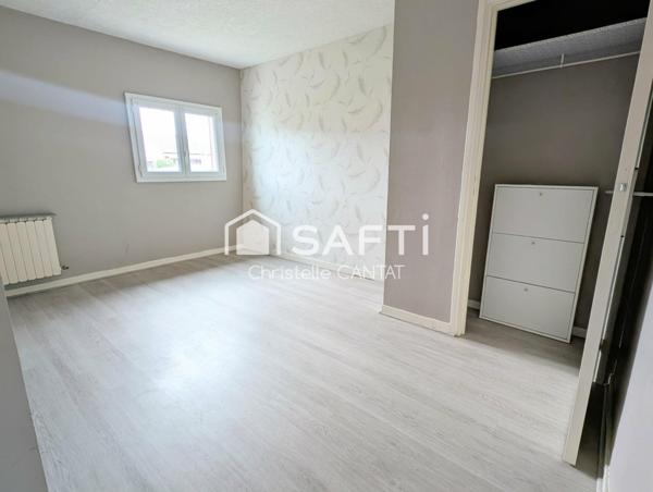 Immeuble avec un F4, un F3, garages et dépendance.