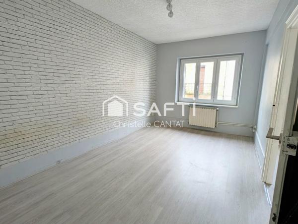 Immeuble avec un F4, un F3, garages et dépendance.