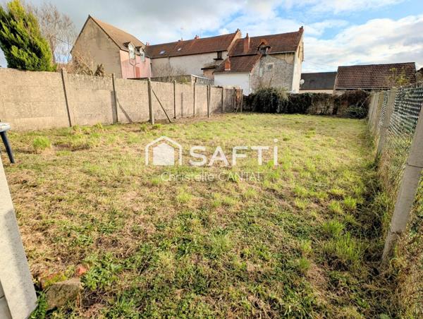 Immeuble avec un F4, un F3, garages et dépendance.