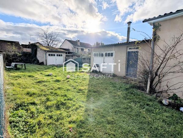 Immeuble avec un F4, un F3, garages et dépendance.