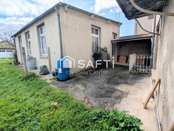 Immeuble avec un F4, un F3, garages et dépendance.