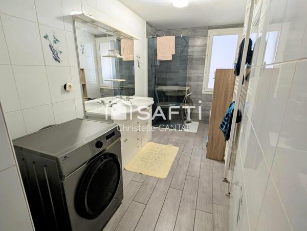 Immeuble avec un F4, un F3, garages et dépendance.