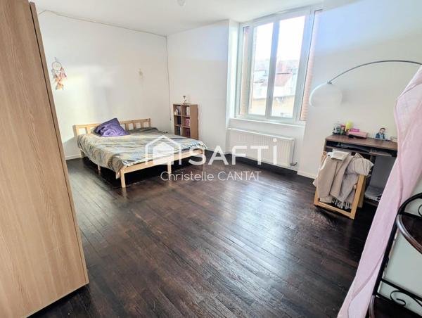 Immeuble avec un F4, un F3, garages et dépendance.