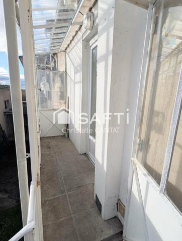 Immeuble avec un F4, un F3, garages et dépendance.