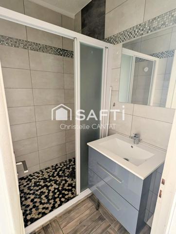 Immeuble avec un F4, un F3, garages et dépendance.