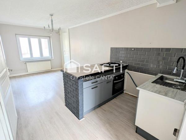 Immeuble avec un F4, un F3, garages et dépendance.