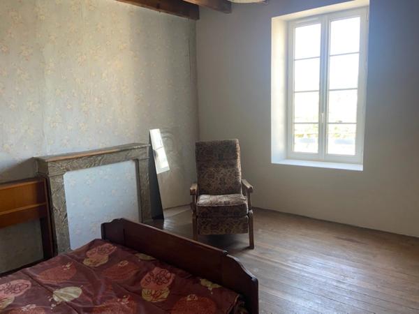 MOUTIERS SUR LAY EN PLEIN COEUR DU BOURG MAISON EN PIERRES RENOVEE 4 CHAMBRES IDEAL GRAND LOCATIF