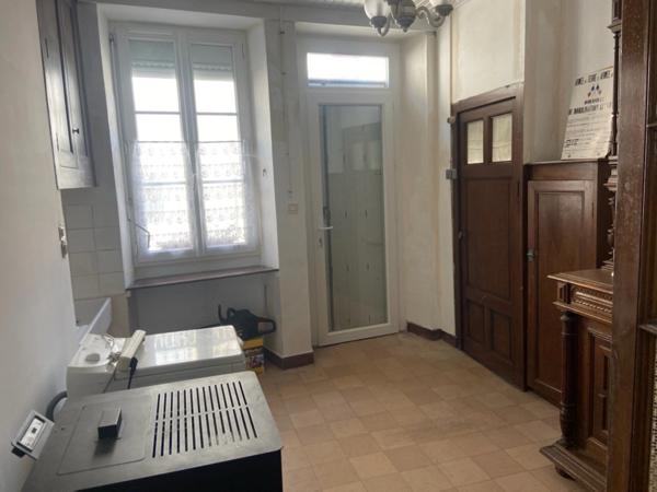 MOUTIERS SUR LAY EN PLEIN COEUR DU BOURG MAISON EN PIERRES RENOVEE 4 CHAMBRES IDEAL GRAND LOCATIF