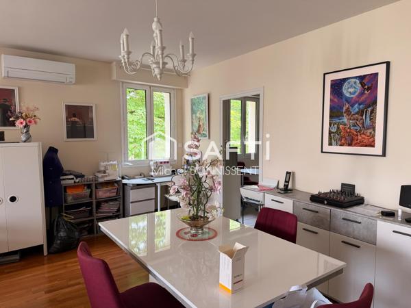 Appartement avec ascenseur et garage plein centre ville .