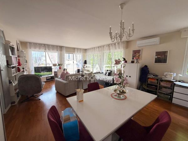 Appartement avec ascenseur et garage plein centre ville .