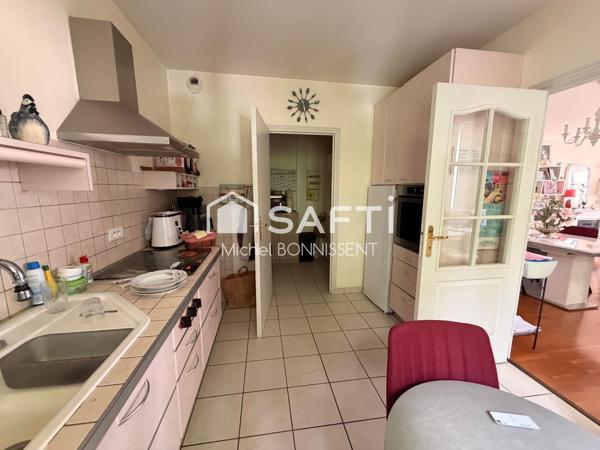 Appartement avec ascenseur et garage plein centre ville .