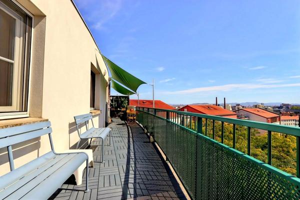 EXCLUSIVITÉ – SUPERBE T5 DE 101 m² AVEC GRANDE TERRASSE, VUE DÉGAGÉE ET 2 GARAGES