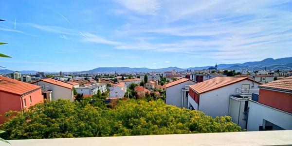 EXCLUSIVITÉ – SUPERBE T5 DE 101 m² AVEC GRANDE TERRASSE, VUE DÉGAGÉE ET 2 GARAGES