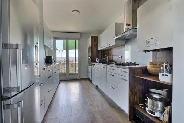 EXCLUSIVITÉ – SUPERBE T5 DE 101 m² AVEC GRANDE TERRASSE, VUE DÉGAGÉE ET 2 GARAGES