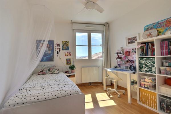 EXCLUSIVITÉ – SUPERBE T5 DE 101 m² AVEC GRANDE TERRASSE, VUE DÉGAGÉE ET 2 GARAGES