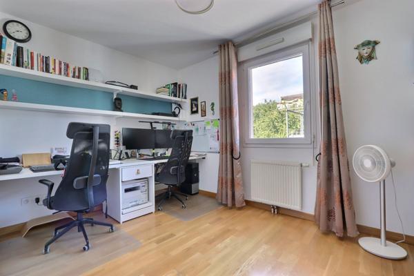 EXCLUSIVITÉ – SUPERBE T5 DE 101 m² AVEC GRANDE TERRASSE, VUE DÉGAGÉE ET 2 GARAGES