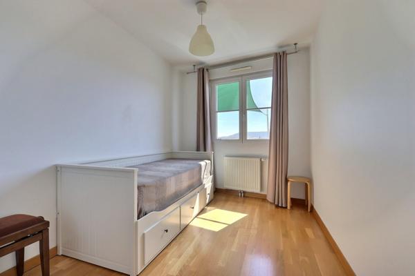 EXCLUSIVITÉ – SUPERBE T5 DE 101 m² AVEC GRANDE TERRASSE, VUE DÉGAGÉE ET 2 GARAGES