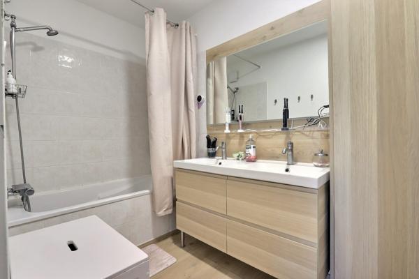 EXCLUSIVITÉ – SUPERBE T5 DE 101 m² AVEC GRANDE TERRASSE, VUE DÉGAGÉE ET 2 GARAGES