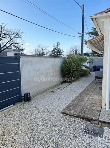 Maison 2 chambres avec cour et portail électrique – Roullet-Saint-Estèphe