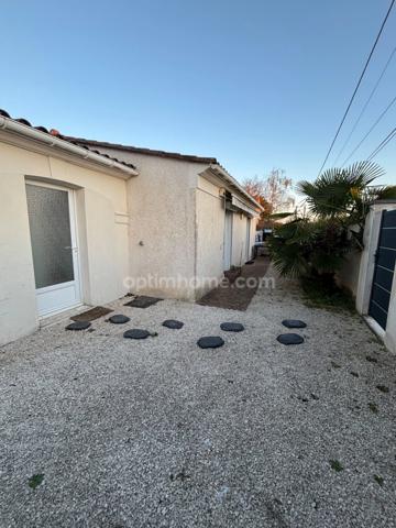 Maison 2 chambres avec cour et portail électrique – Roullet-Saint-Estèphe