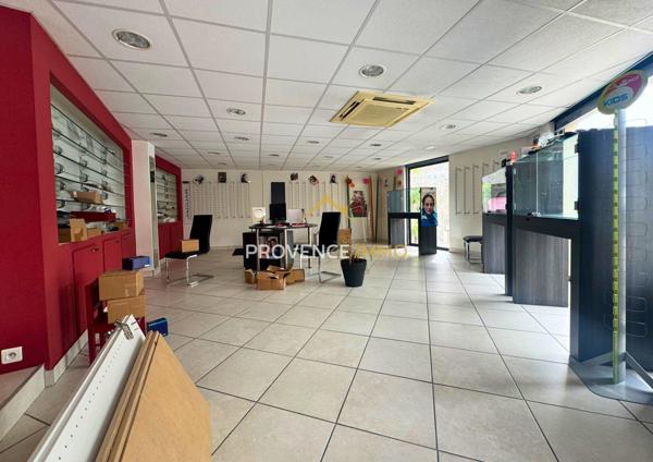 Lançon-Provence (13680) Local à louer EMPLACEMENT N°1 centre ville, Parkings à proximité