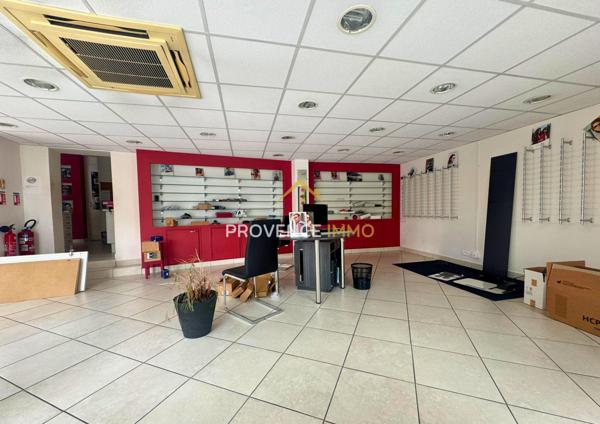 Lançon-Provence (13680) Local à louer EMPLACEMENT N°1 centre ville, Parkings à proximité