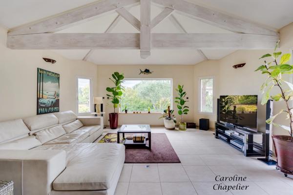 Spacieuse Maison de Plain‑Pied de 178 m², 3 chambres, bureau, garage et jardin arboré avec piscine.