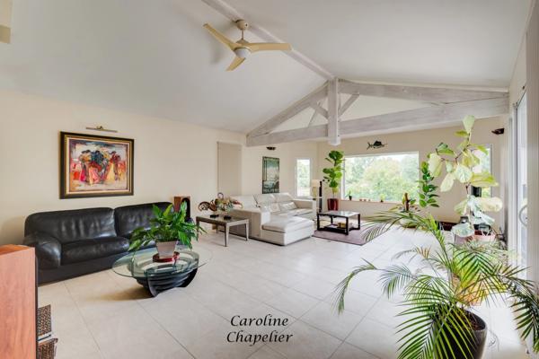 Spacieuse Maison de Plain‑Pied de 178 m², 3 chambres, bureau, garage et jardin arboré avec piscine.