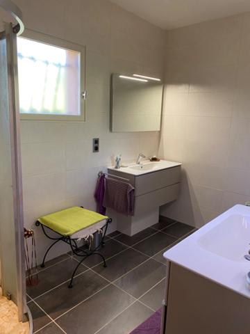 Spacieuse Maison de Plain‑Pied de 178 m², 3 chambres, bureau, garage et jardin arboré avec piscine.