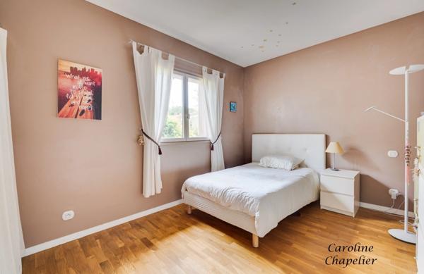 Spacieuse Maison de Plain‑Pied de 178 m², 3 chambres, bureau, garage et jardin arboré avec piscine.