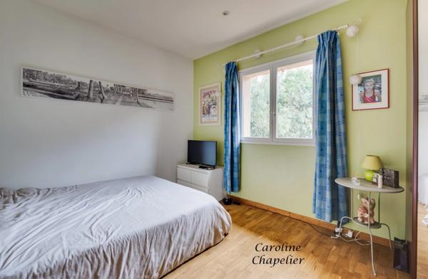 Spacieuse Maison de Plain‑Pied de 178 m², 3 chambres, bureau, garage et jardin arboré avec piscine.