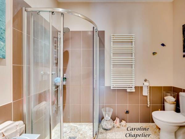 Spacieuse Maison de Plain‑Pied de 178 m², 3 chambres, bureau, garage et jardin arboré avec piscine.